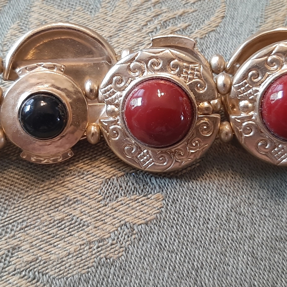 Gold stretch bracelet with dark red and black stones